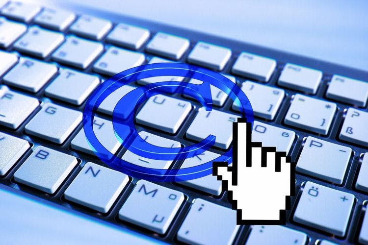 Imagen con el logotipo de Copyright sobre un teclado de ordenador